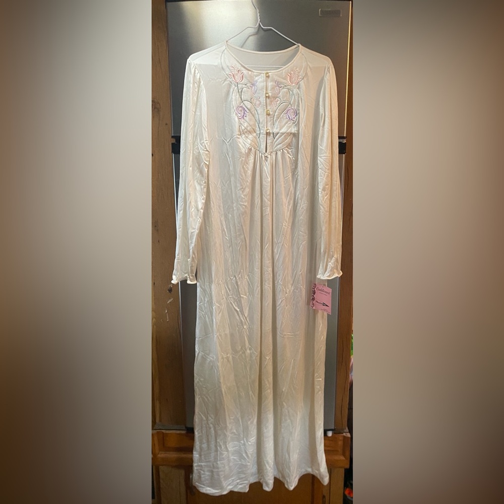 Cream Long Sleeve Robe with Ruffled Cuffs